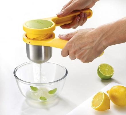 Helix Citrus Juicer Uses Unique Twisting Mechanism To Extract Juice